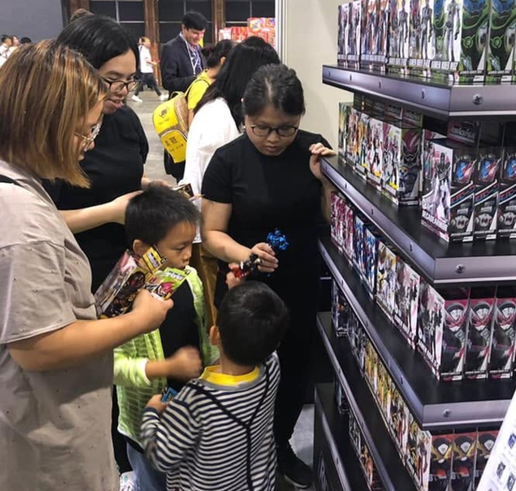 Team browsing collectibles together