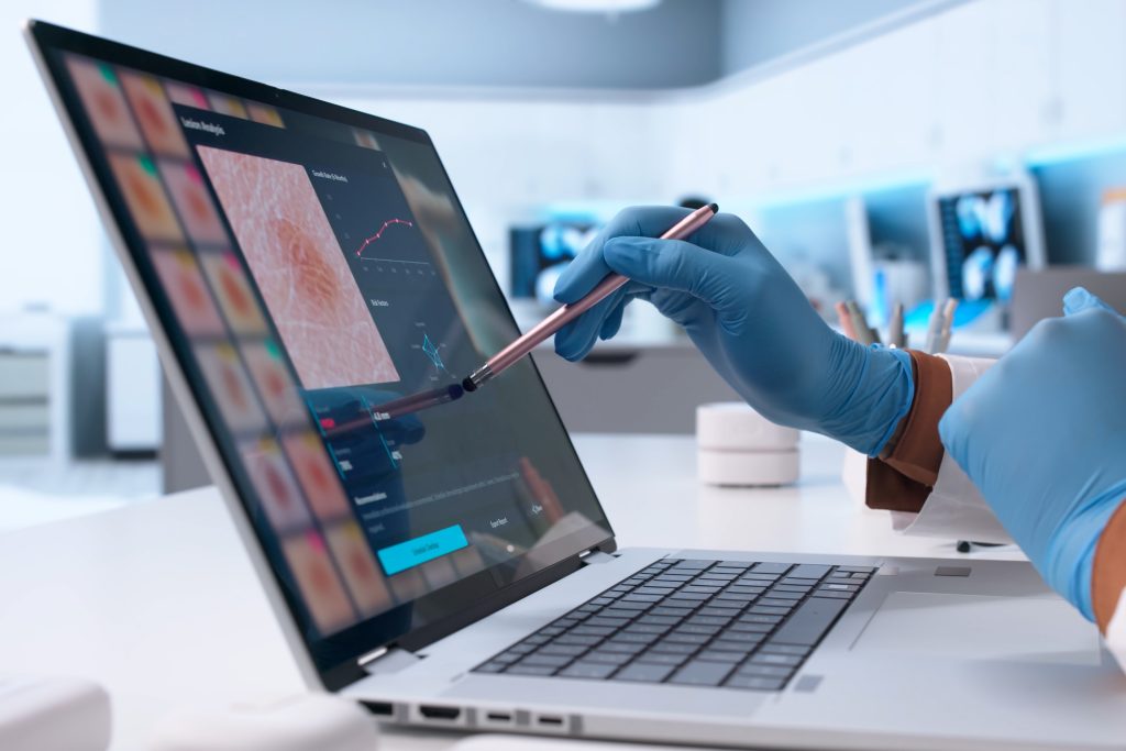 Understanding the Impact of User Expertise on AI Assistance in Enterprise IT Marketing